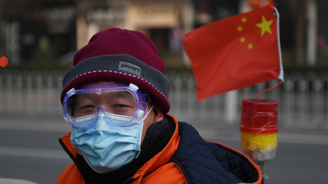 נגיף קורונה ברחובות בייג'ינג (צילום: AFP)