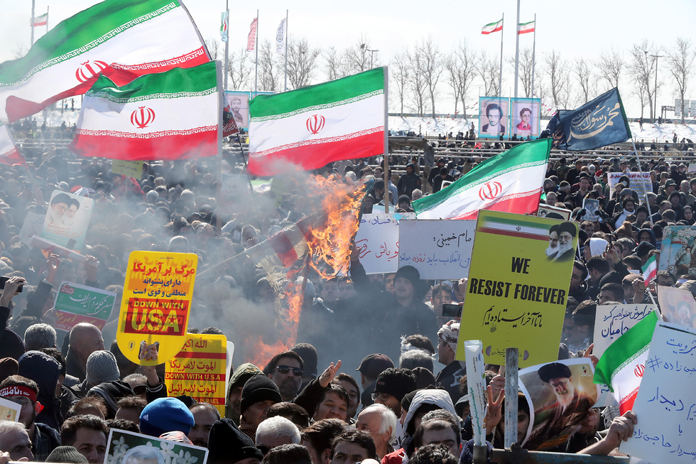 איראן טהרן יום השנה למהפכה האיסלאמית (צילום: EPA)
