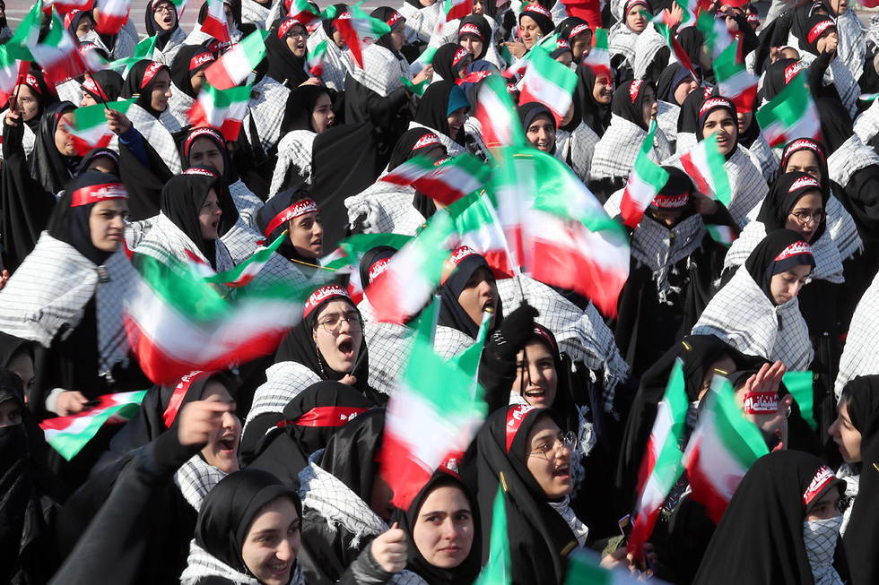 איראן טהרן יום השנה למהפכה האיסלאמית (צילום: EPA)