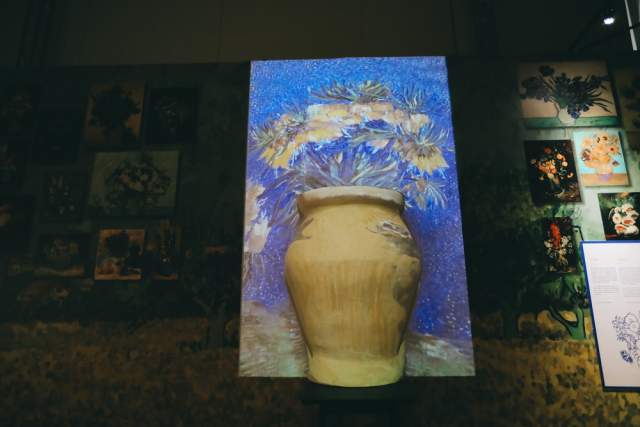 В окружении картин Ван Гога. Фото: Ivanov Christine