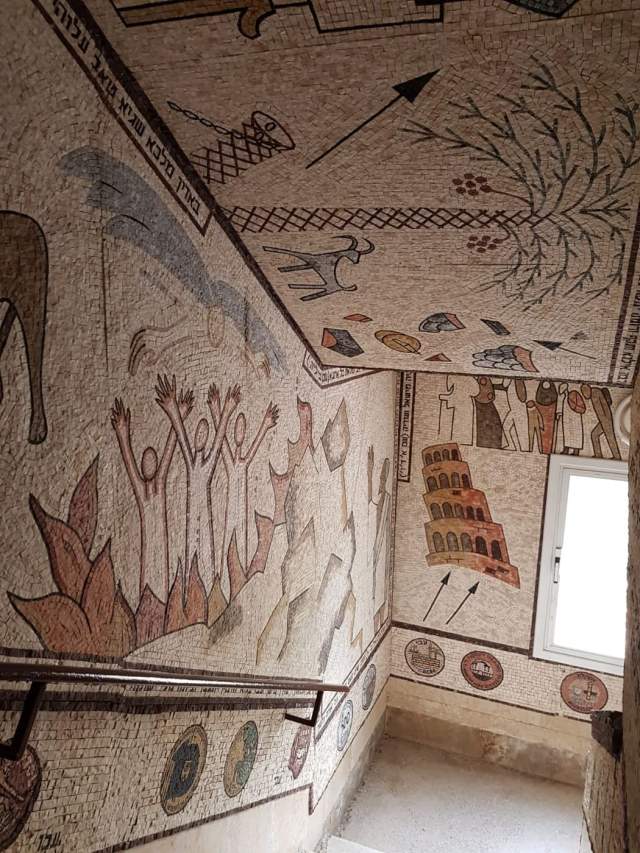 Лестничные площадки украшены дивной мозаикой. Фото: Википедия 