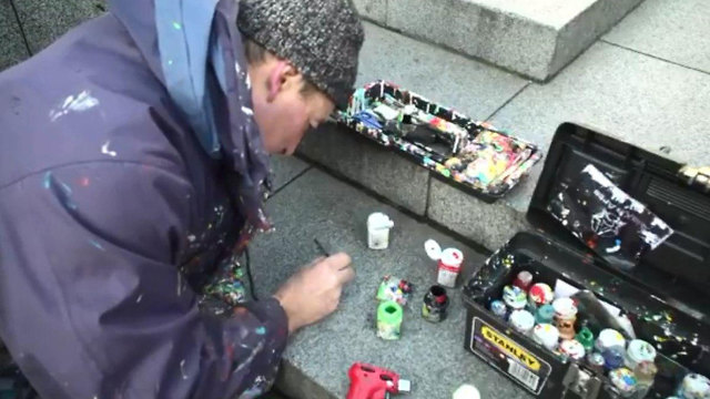 בריטניה לונדון בן ווילסון אמן מצייר על מסטיקים ב רחוב (צילום: AFP)