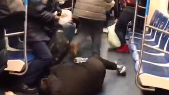 רוסיה מוסקבה מתיחה ברכבת נגיף קורונה צעיר נעצר ()