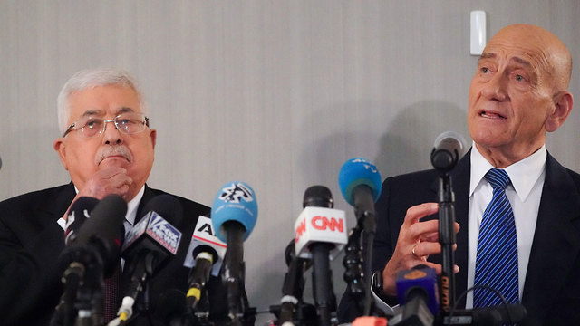 Встреча между Ольмертом и Абу-Мазеном. Фото: AFP