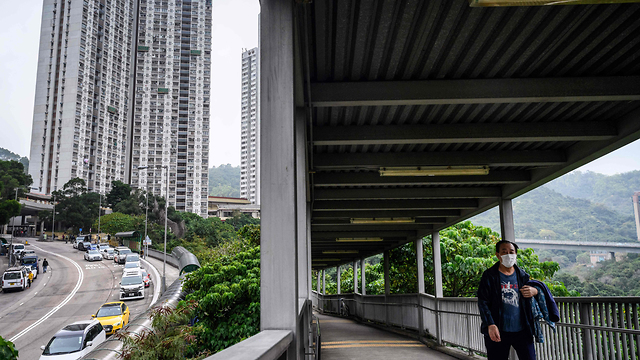 סין פינוי נגיף קורונה הונג קונג ברקע בניין דירות שבו נדבקו 6 (צילום: AFP)