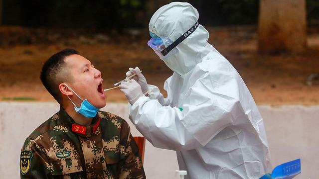 Проверки на коронавирус в Китае. Фото: AFP