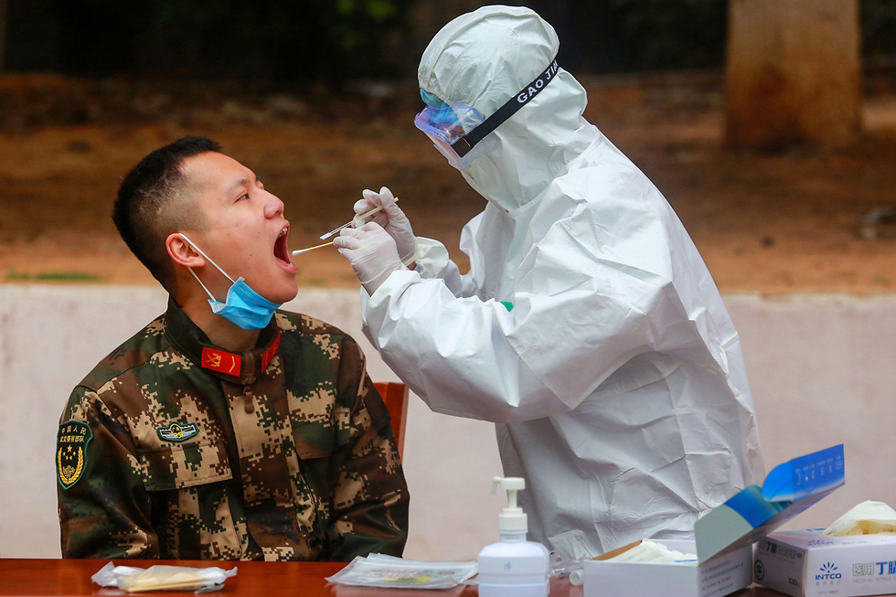 Обследование солдата китайской армии. Фото: AFP (צילום: AFP)