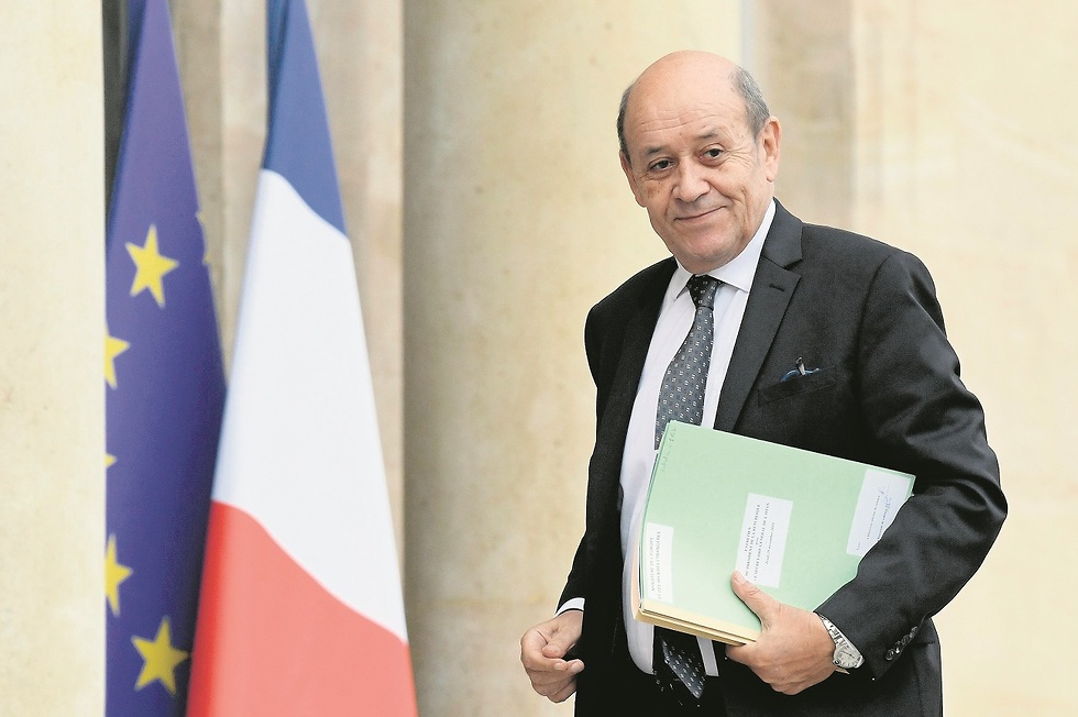 ז'אן איב לה דריאן שר הביטחון הצרפתי אליו התחזה ז'ילבר שיקלי (צילום: AFP)
