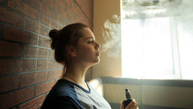 נערה מעשנת (צילום: Shutterstock)