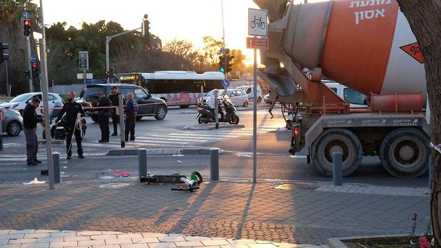 זירת תאונת הדרכים ברחוב משה דיין בתל אביב בה נפגע ילד בן 14 במהלך נסיעה על קורקינט חשמלי (צילום: שאול גולן)