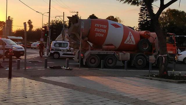 זירת תאונת הדרכים ברחוב משה דיין בתל אביב בה נפגע ילד בן 14 במהלך נסיעה על קורקינט חשמלי (צילום: גלעד סולומון)
