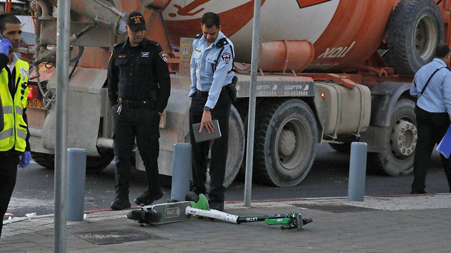 זירת תאונת הדרכים ברחוב משה דיין בתל אביב בה נפגע ילד בן 14 במהלך נסיעה על קורקינט חשמלי (צילום: שאול גולן)