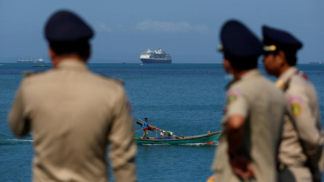ספינה שנתקעה בים בגלל נגיף הקורונה מגיעה לקמבודיה (צילום: רויטרס)