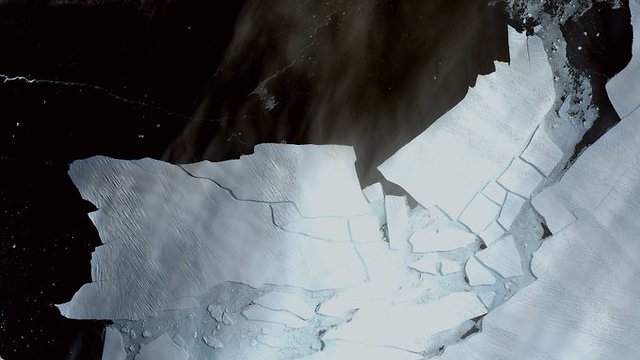 התנתקות חלק מהקרחון, כפי שתועדה מהחלל (צילום: סוכנות החלל האירופית)
