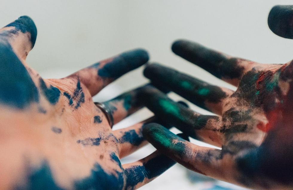 ידיים מלוכלכות בצבעים ()