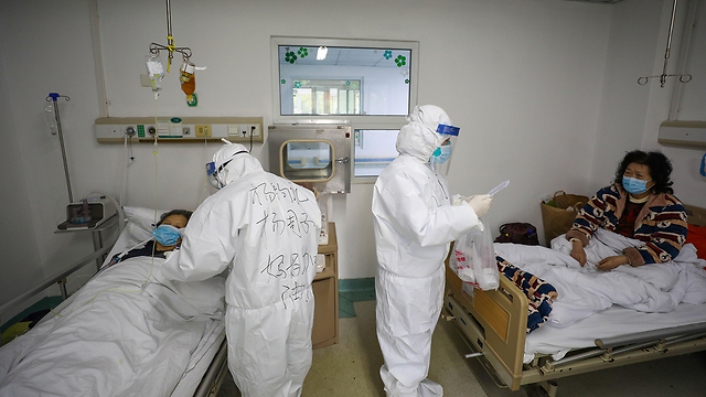 בית חולים רופאים מטפלים ב חולים נגיף קורונה ווהאן סין (צילום: EPA)