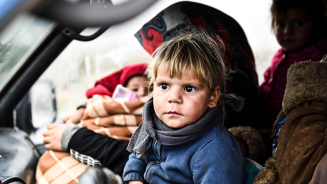 פליטים בורחים מאידליב (צילום: AP)
