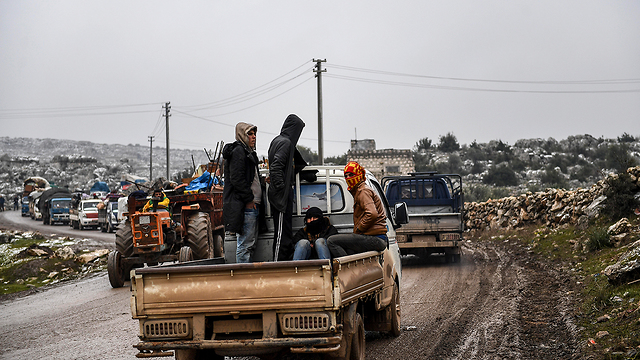 פליטים בורחים מאידליב (צילום: AP)