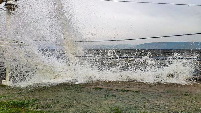 Ветер на Кинерете и выплескивающаяся на променад вода. Фото: Ошри Вайцман