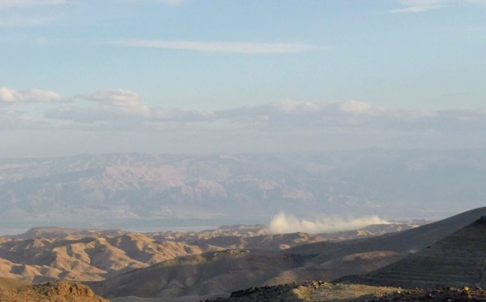 ענן האבק העצום. צילום מערד, במרחק 12 קילומטרים ממקום הפיצוץ (צילום: גילי סופר)