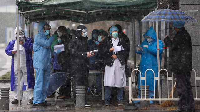  הצוות הרפואי ממתין לבואם של חולים חדשים בבית החולים בווהאן  (צילום: EPA)