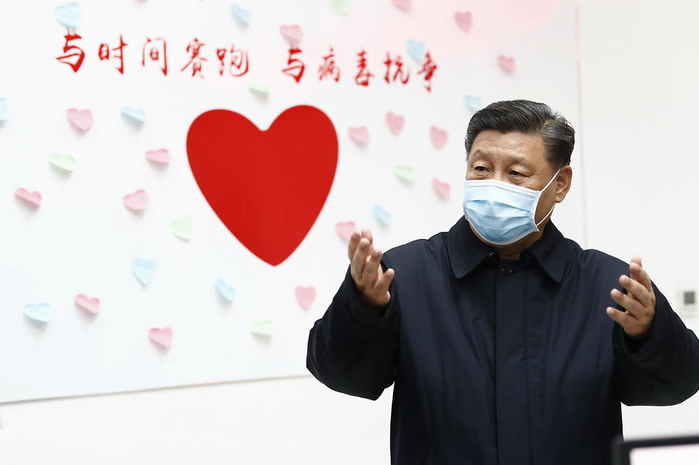 נשיא סין שי ג'ינפינג בביקור בבית חולים בבייג'ינג (צילום: AP)
