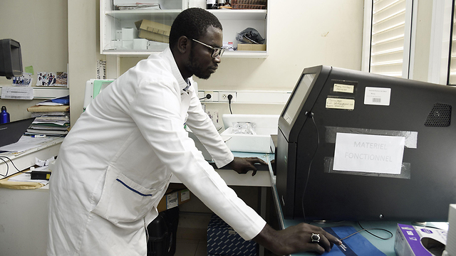 נגיף קורונה אפריקה וירוס מדענים ב מכון ב דקאר סנגל (צילום: AFP)