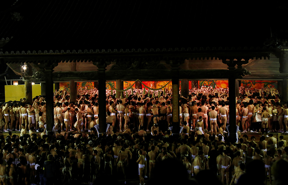 יפן פסטיבל עירום חוטפים את המקל הקדוש (צילום: רויטרס)