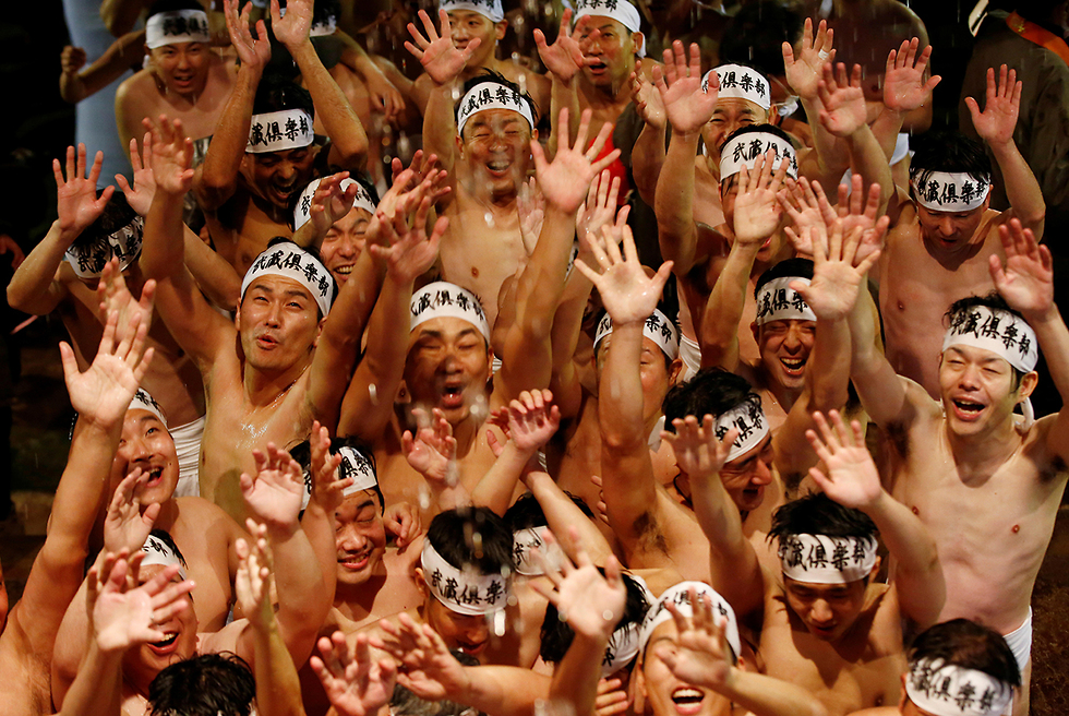 יפן פסטיבל עירום חוטפים את המקל הקדוש (צילום: רויטרס)