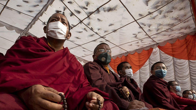  נזירים בנפאל עם מסכות בעקבות נגיף הקורונה (צילום: EPA)