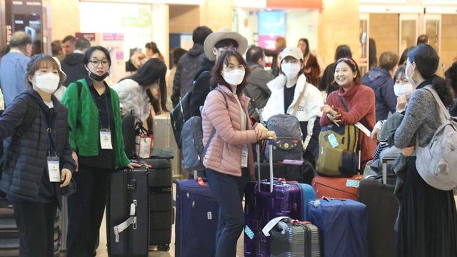 Пассажиры из Таиланда в аэропорту Бен-Гурион, 17 февраля. Фото: Моти Кимхи