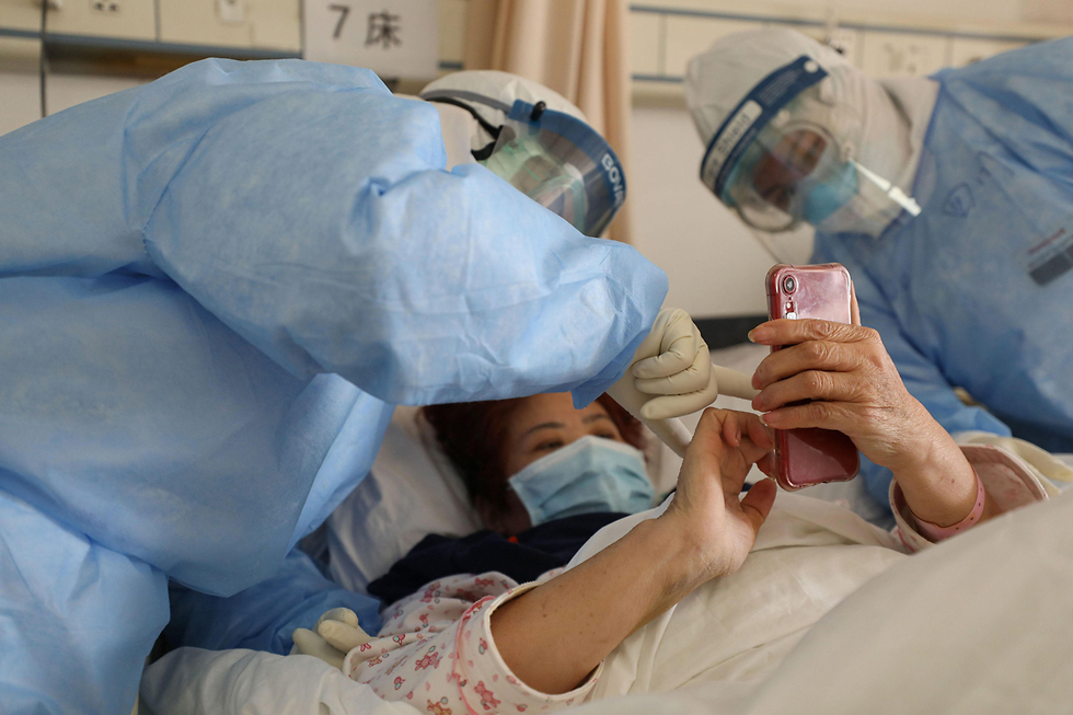 Врачи в больнице Ухани (Китай). Большинство больных выздоравливают. Фото: AFP