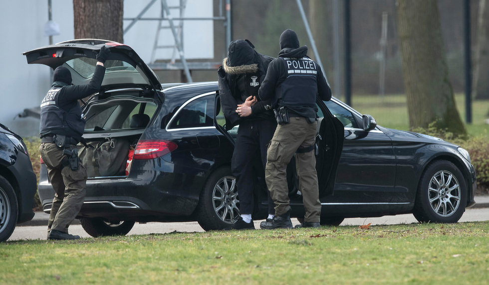 מעצר שני פעילי ימין קיצוני בעיר קרלסרוהה גרמניה בחשד לחברות ב ארגון שתכנן מתקפות טרור (צילום: AP)