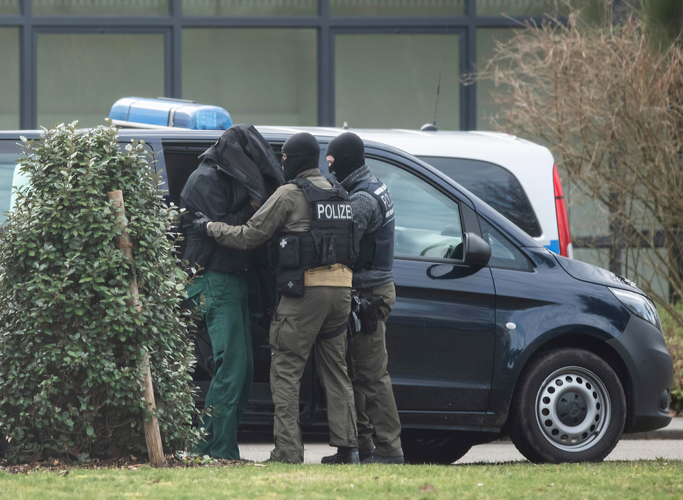 מעצר שני פעילי ימין קיצוני בעיר קרלסרוהה גרמניה בחשד לחברות ב ארגון שתכנן מתקפות טרור (צילום: AP)