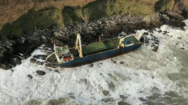 אירלנד סירת רפאים סופה דניס מכה ב בריטניה (צילום: AP)