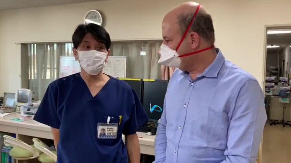 רופא בבית חולים ביפן יחד עם פרופ׳ רן נירפז (באדיבות משרד החוץ)