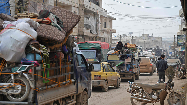 סוריה פליטים בורחים מאזור אידליב ו חאלב חלב (צילום: AFP)