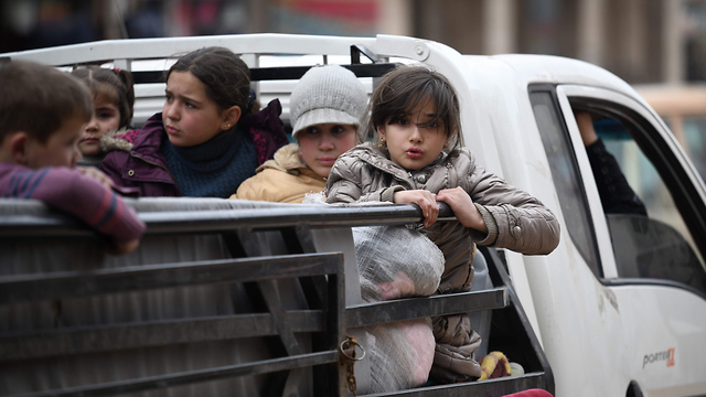 סוריה פליטים בורחים מאזור אידליב ו חאלב חלב (צילום: AFP)