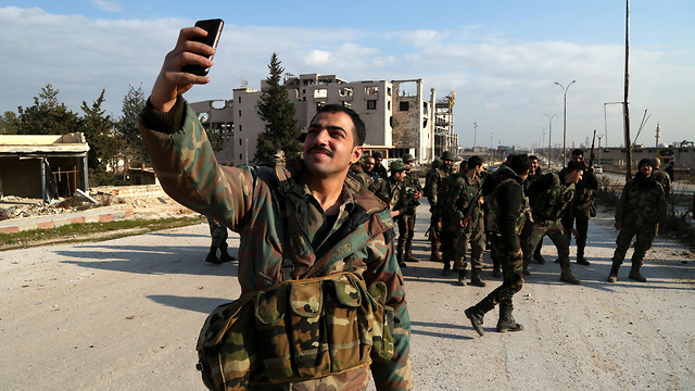 צבא סוריה צבא בשאר אסד ב חאלב חלב (צילום: EPA)