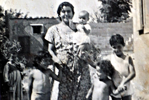 יפו, 1948: סבתא מסעודה עם ילדיה שלום (אביו של יקיר), בנימין, התינוקת תמי וחנה (צילום: אלבום פרטי)