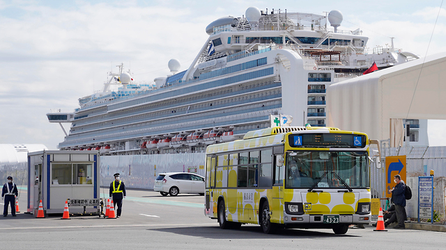 Эвакуация пассажиров с корабля у берегов Японии. Фото: EPA