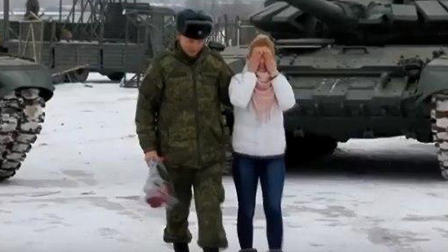 רוסיה חייל הצעת נישואים טנקים לב ()