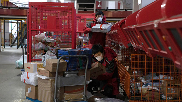 סין מסחר אלקטרוני חברת JD פועלים נגיף קורונה וירוס (צילום: AP)