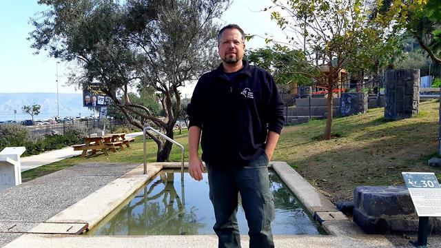 זיו לוי מנהל גן לאומי חמת טבריה (צילום: עדנה עובד, רשות הטבע והגנים)