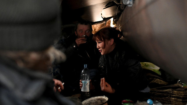 להיות הומלס חסר בית ב סיביר רוסיה אלכסיי ורגונוב עם אנדריי ו אולגה מקלט אומסק (צילום: רויטרס)