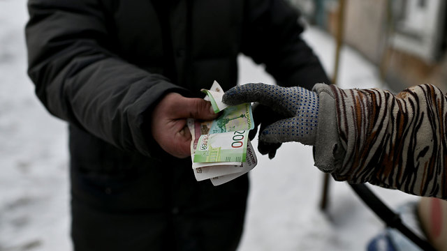 להיות הומלס חסר בית ב סיביר רוסיה יבגני קורובוב כסף על פריטים שהביא ל מחזור (צילום: רויטרס)