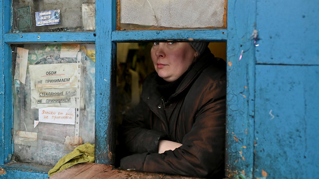 להיות הומלס חסר בית ב סיביר רוסיה עובדת ב מרכז ל מחזור (צילום: רויטרס)