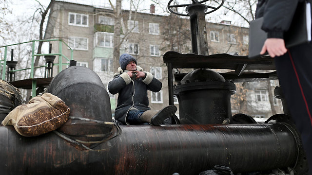 להיות הומלס חסר בית ב סיביר רוסיה הומלסית על צינור (צילום: רויטרס)