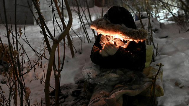 להיות הומלס חסר בית ב סיביר רוסיה ליוסיה סטפנובה מעשנת על צינור (צילום: רויטרס)