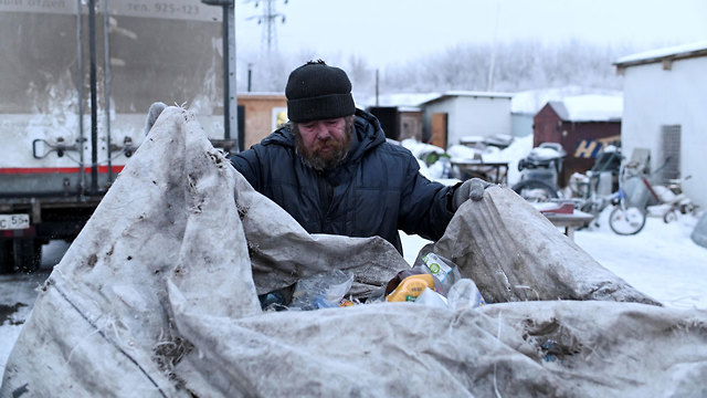 להיות הומלס חסר בית ב סיביר רוסיה אלכסיי ורגונוב בקבוקים ל מחזור (צילום: רויטרס)
